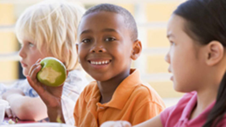 kids eating an apple