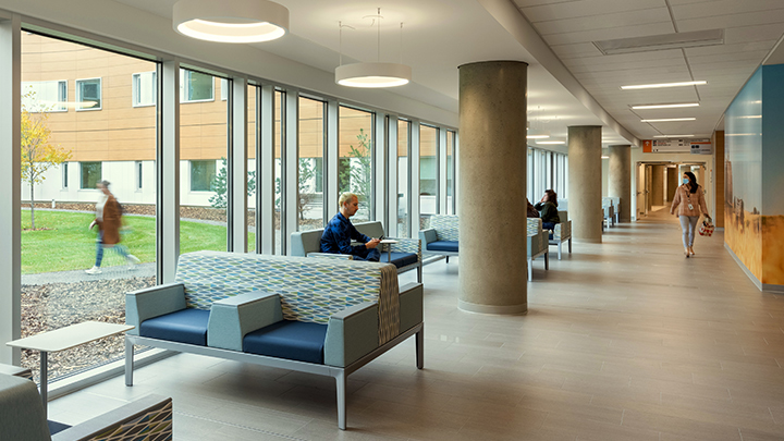 Natural light from the courtyard brightens the Main Street of the new Grande Prairie Regional Hospital, which has garnered the 2022 International Building Award by the International Federation of Healthcare Engineering (IFHE). The award recognizes the importance of design in healthcare facilities to accommodate patients, staff and visitors.