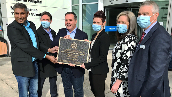 Minister of Infrastructure Prasad Panda, left, Minister of Health Jason Copping and Premier Jason Kenney present a commemorative plaque to AHS senior leaders: Candice Edey, interim senior operating officer, Grande Prairie; Stacy Greening, chief zone officer; and Dr. Brian Muir, North Zone medical director, following the new hospital’s opening event on Feb. 26.