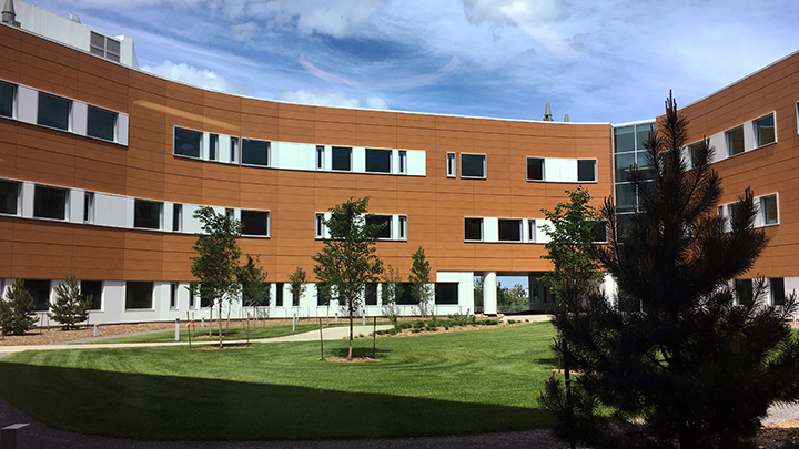 Courtyards and outdoor spaces at the new hospital include landscaping with greenery that’s native to the region as well as pathways that provide access to nearby Bear Creek and Maskwôtêh Park.