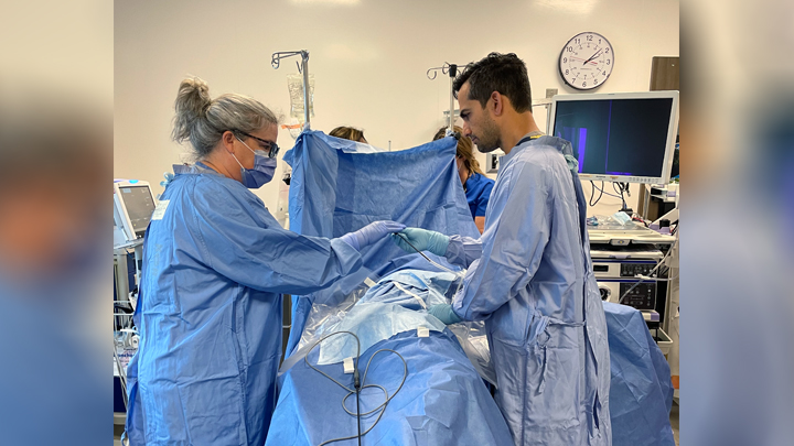 A successful pleuroscopy simulation at Foothills Medical Centre paved the way for future procedures to be performed outside of the operating room — which is reducing surgical wait times for patients waiting for their diagnosis. Pleuroscopy is a minimally invasive procedure to help diagnose and treat patients with fluid around the lung.