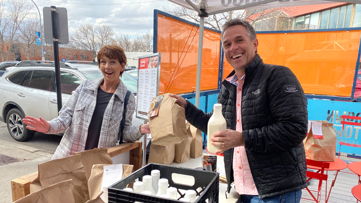 LPN Karen Schmidtke picks up a food kit from sponsor Ryan Kasko of Kasko Cattle Co Ltd. Putting together hundreds of free meal kits, Umami staff and community sponsors helped to hand out cooking kits of local ingredients to create a South African meat pie called Bobotie during a virtual cooking class.