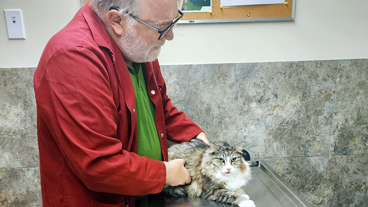 Onoway veterinarian David Cliplef was able to return to his little patients earlier than expected, thanks to Dr. Levine’s team using the XVIVO Kidney Assist and the da Vinci Xi Robotic Surgical System at UAH.