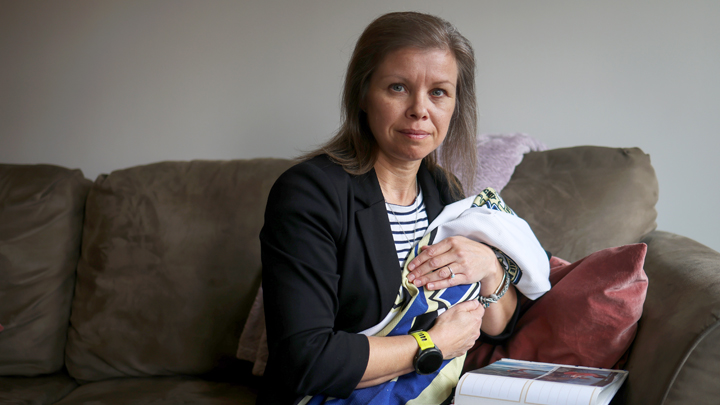 Kinza Barney holds the hockey jersey of her son, Zachary Trimm, who died after a dirt-bike accident in May 2022, and was an organ donor whose gift saved five lives.